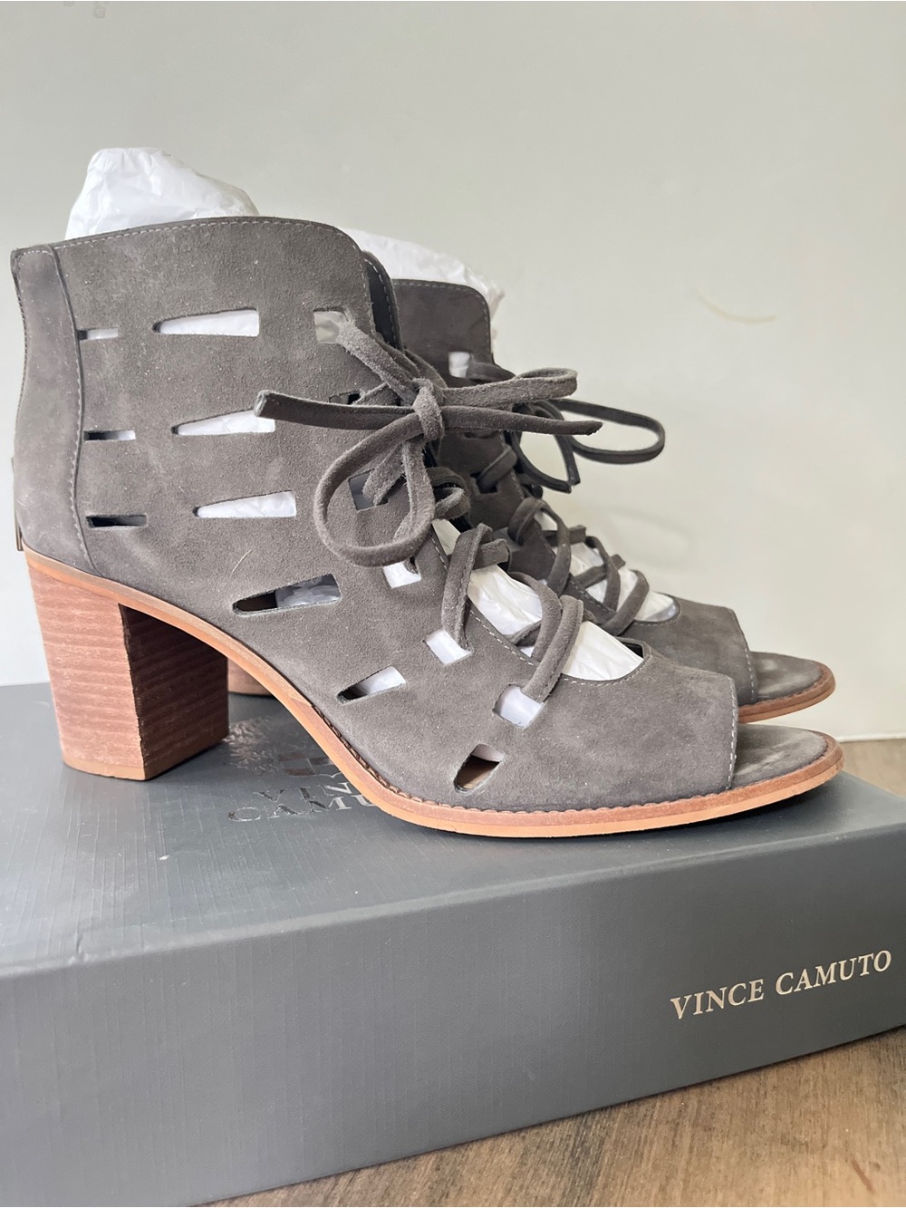 Perfect Vince Camuto Gray Suede Lace-Up Block Heel Fall booties Sandals 9.5 girl
